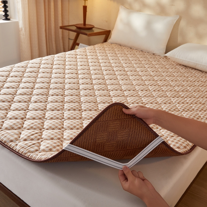 91家纺网 家纺一手货源 找家纺 迪乐妮 2025新款双面可用 冰藤夹棉床褥-大床款 冰藤床褥—咖小格（九宫格