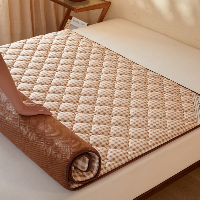 91家纺网 家纺一手货源 找家纺 迪乐妮 2025新款双面可用 冰藤夹棉床褥-大床款 冰藤床褥—咖小格（九宫格
