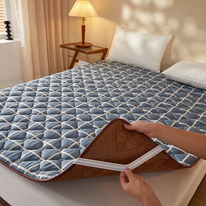 91家纺网 家纺一手货源 找家纺 迪乐妮 2025新款双面可用 冰藤夹棉床褥-大床款 冰藤床褥—蓝大格（九宫格）