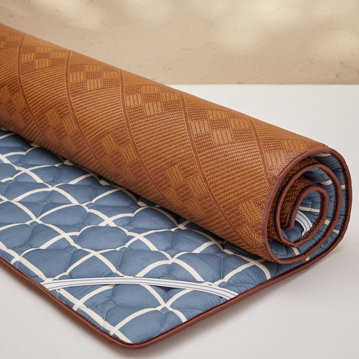 91家纺网 家纺一手货源 找家纺 迪乐妮 2025新款双面可用 冰藤夹棉床褥-大床款 冰藤床褥—蓝大格（九宫格）