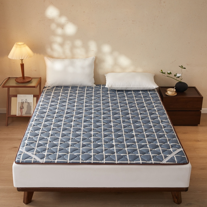 91家纺网 家纺一手货源 找家纺 迪乐妮 2025新款双面可用 冰藤夹棉床褥-大床款 冰藤床褥—蓝大格（玉米粒）