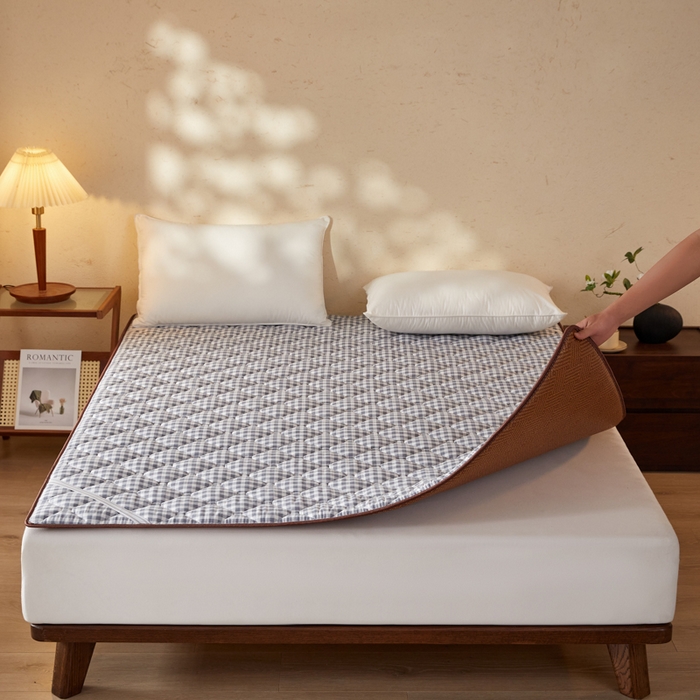 91家纺网 家纺一手货源 找家纺 （总）卡派 2025新款双面可用 冰藤夹棉床褥-大床款