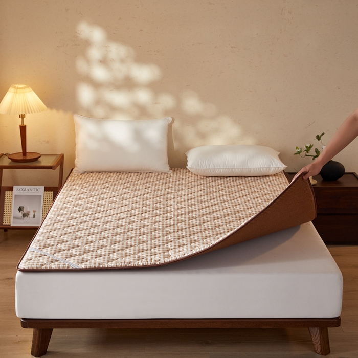 91家纺网 家纺一手货源 找家纺 （总）卡派 2025新款双面可用 冰藤夹棉床褥-大床款