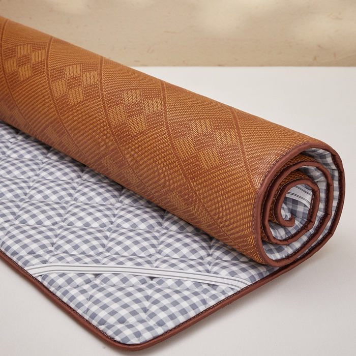 91家纺网 家纺一手货源 找家纺 卡派 2025新款双面可用 冰藤夹棉床褥-大床款 冰藤床褥—灰小格（九宫格）