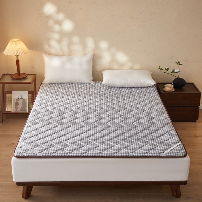 91家纺网 家纺一手货源 找家纺 卡派 2025新款双面可用 冰藤夹棉床褥-大床款 冰藤床褥—灰小格（玉米粒）