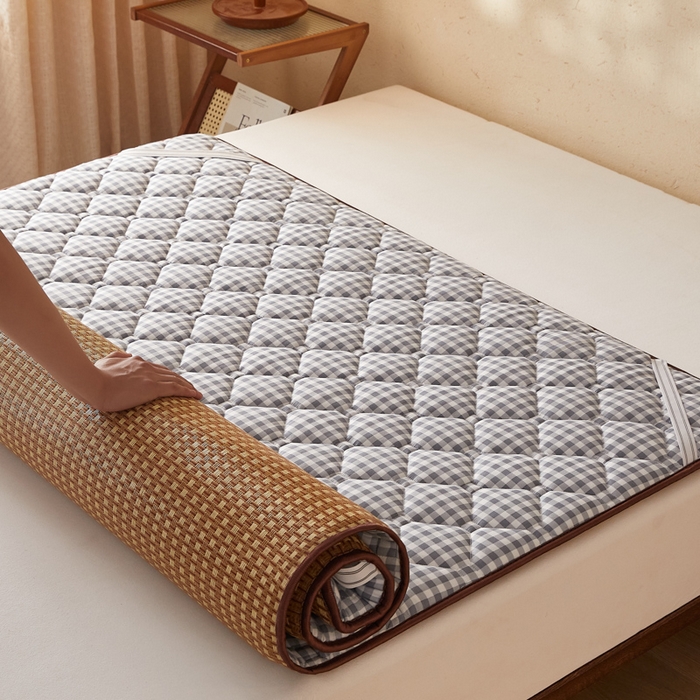 91家纺网 家纺一手货源 找家纺 卡派 2025新款双面可用 冰藤夹棉床褥-大床款 冰藤床褥—灰小格（玉米粒）