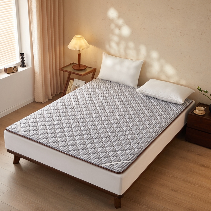 91家纺网 家纺一手货源 找家纺 卡派 2025新款双面可用 冰藤夹棉床褥-大床款 冰藤床褥—灰小格（玉米粒）