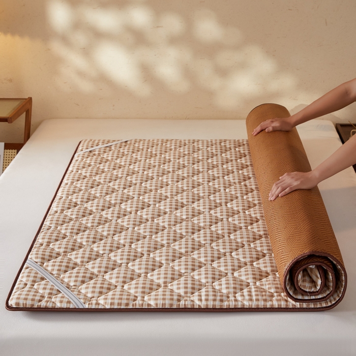 91家纺网 家纺一手货源 找家纺 卡派 2025新款双面可用 冰藤夹棉床褥-大床款 冰藤床褥—咖小格（饼干花）