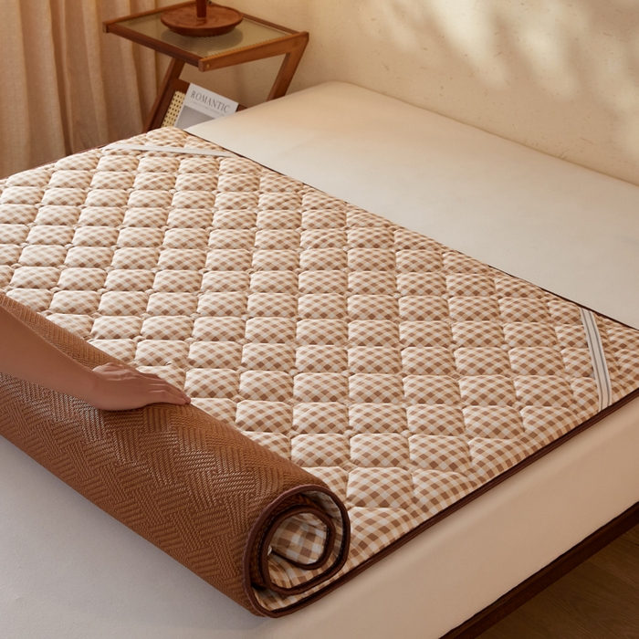 91家纺网 家纺一手货源 找家纺 卡派 2025新款双面可用 冰藤夹棉床褥-大床款 冰藤床褥—咖小格（饼干花）