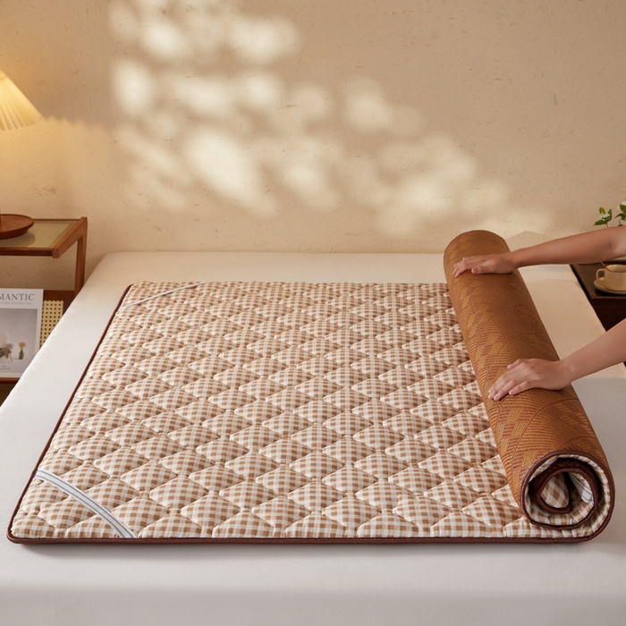 91家纺网 家纺一手货源 找家纺 卡派 2025新款双面可用 冰藤夹棉床褥-大床款 冰藤床褥—咖小格（九宫格