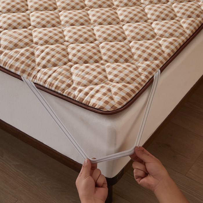 91家纺网 家纺一手货源 找家纺 卡派 2025新款双面可用 冰藤夹棉床褥-大床款 冰藤床褥—咖小格（玉米粒）