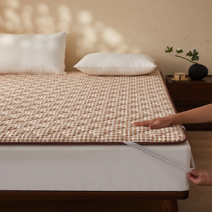 91家纺网 家纺一手货源 找家纺 卡派 2025新款双面可用 冰藤夹棉床褥-大床款 冰藤床褥—咖小格（玉米粒）