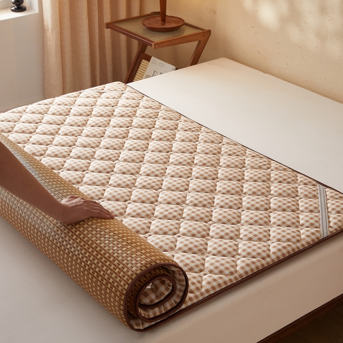 91家纺网 家纺一手货源 找家纺 卡派 2025新款双面可用 冰藤夹棉床褥-大床款 冰藤床褥—咖小格（玉米粒）