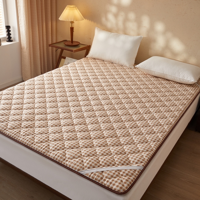 91家纺网 家纺一手货源 找家纺 卡派 2025新款双面可用 冰藤夹棉床褥-大床款 冰藤床褥—咖小格（玉米粒）