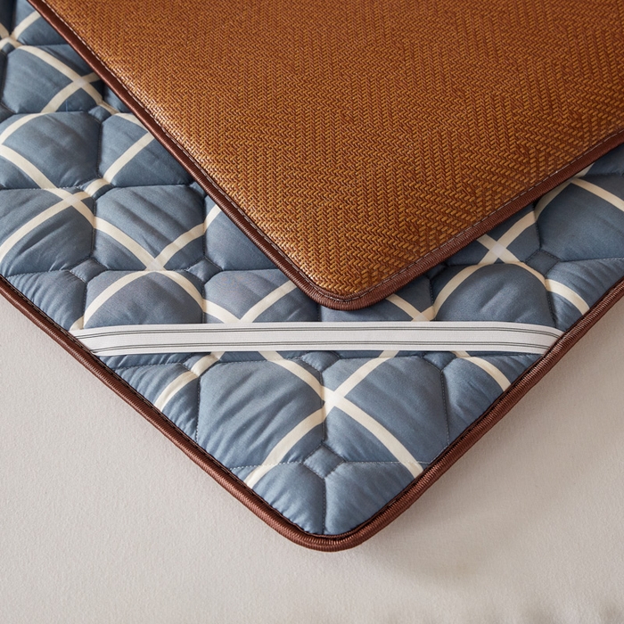 91家纺网 家纺一手货源 找家纺 卡派 2025新款双面可用 冰藤夹棉床褥-大床款 冰藤床褥—蓝大格（饼干花）