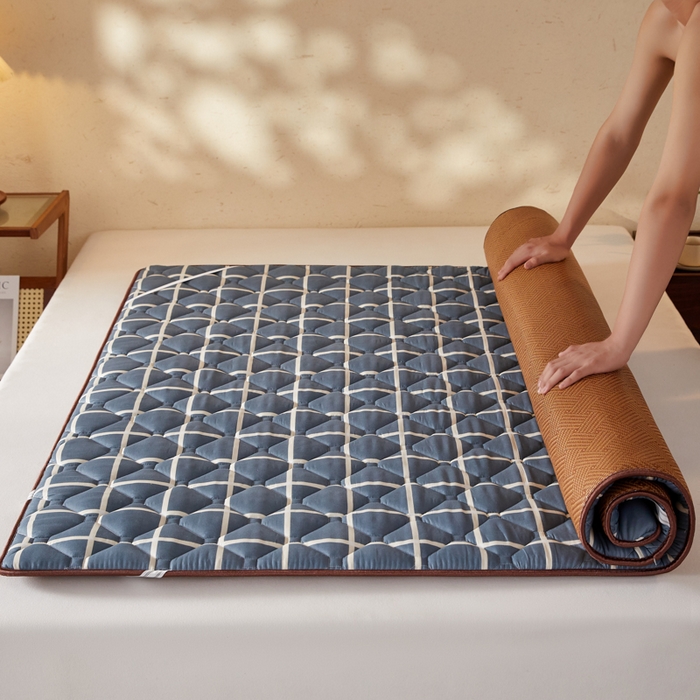 91家纺网 家纺一手货源 找家纺 卡派 2025新款双面可用 冰藤夹棉床褥-大床款 冰藤床褥—蓝大格（饼干花）