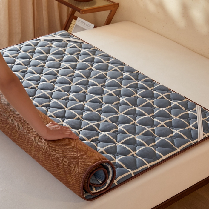 91家纺网 家纺一手货源 找家纺 卡派 2025新款双面可用 冰藤夹棉床褥-大床款 冰藤床褥—蓝大格（九宫格）