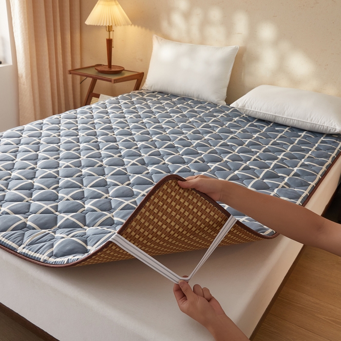 91家纺网 家纺一手货源 找家纺 卡派 2025新款双面可用 冰藤夹棉床褥-大床款 冰藤床褥—蓝大格（玉米粒）