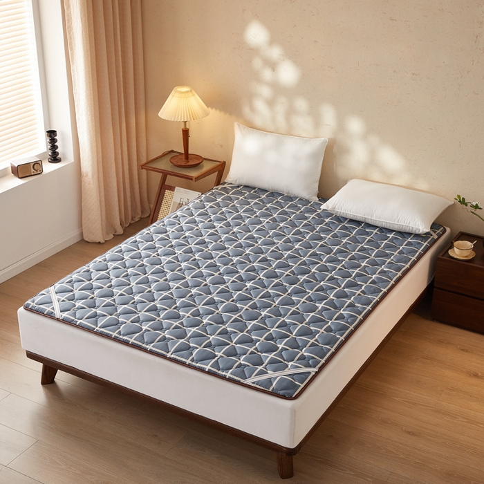 91家纺网 家纺一手货源 找家纺 卡派 2025新款双面可用 冰藤夹棉床褥-大床款 冰藤床褥—蓝大格（玉米粒）