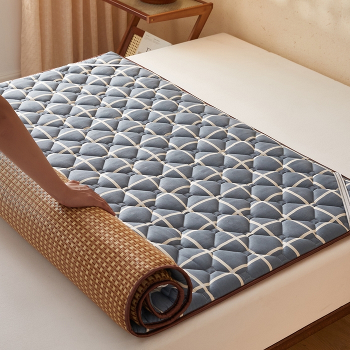 91家纺网 家纺一手货源 找家纺 卡派 2025新款双面可用 冰藤夹棉床褥-大床款 冰藤床褥—蓝大格（玉米粒）