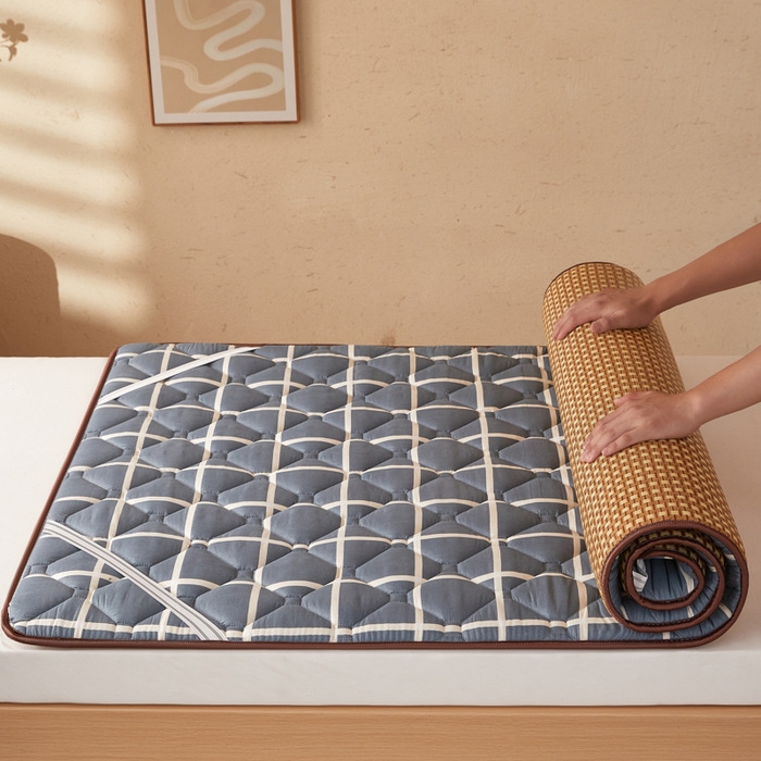 91家纺网 家纺一手货源 找家纺 卡派 2025新款双面可用 冰藤夹棉床褥-单人床款 冰藤床褥-蓝大格（玉米粒）