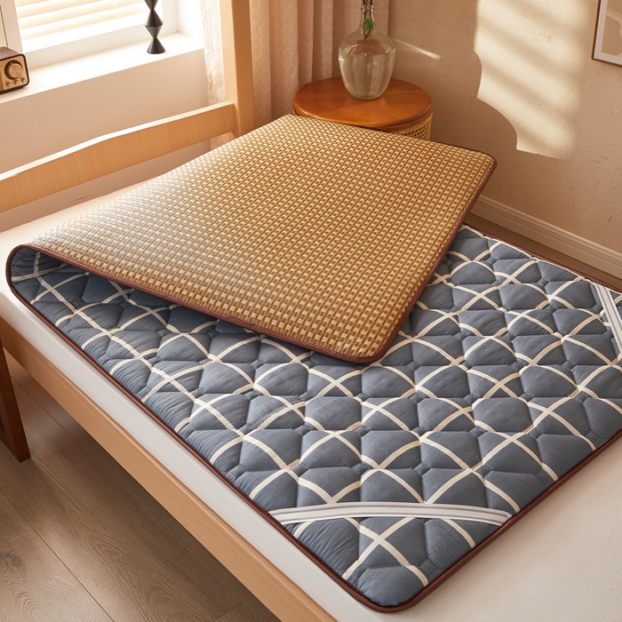 91家纺网 家纺一手货源 找家纺 卡派 2025新款双面可用 冰藤夹棉床褥-单人床款 冰藤床褥-蓝大格（玉米粒）