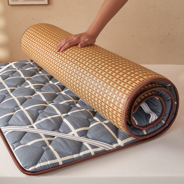 91家纺网 家纺一手货源 找家纺 卡派 2025新款双面可用 冰藤夹棉床褥-单人床款 冰藤床褥-蓝大格（玉米粒）