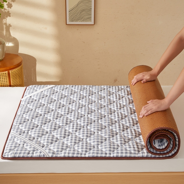 91家纺网 家纺一手货源 找家纺 卡派 2025新款双面可用 冰藤夹棉床褥-单人床款 冰藤床褥—灰小格（饼干花）