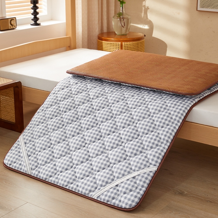 91家纺网 家纺一手货源 找家纺 卡派 2025新款双面可用 冰藤夹棉床褥-单人床款 冰藤床褥—灰小格（九宫格）