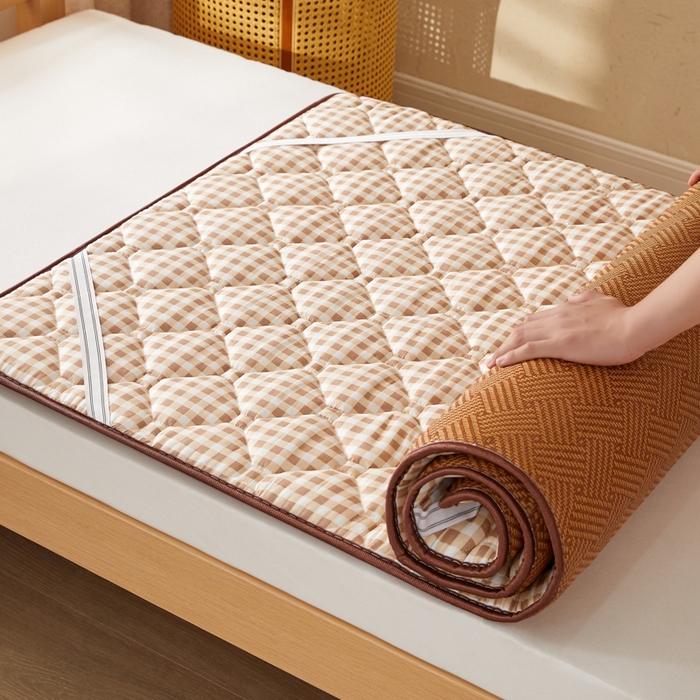 91家纺网 家纺一手货源 找家纺 卡派 2025新款双面可用 冰藤夹棉床褥-单人床款 冰藤床褥—咖小格（饼干花）