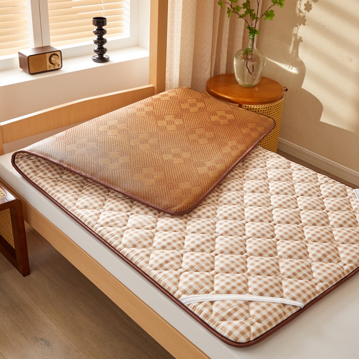 91家纺网 家纺一手货源 找家纺 卡派 2025新款双面可用 冰藤夹棉床褥-单人床款 冰藤床褥—咖小格（九宫格