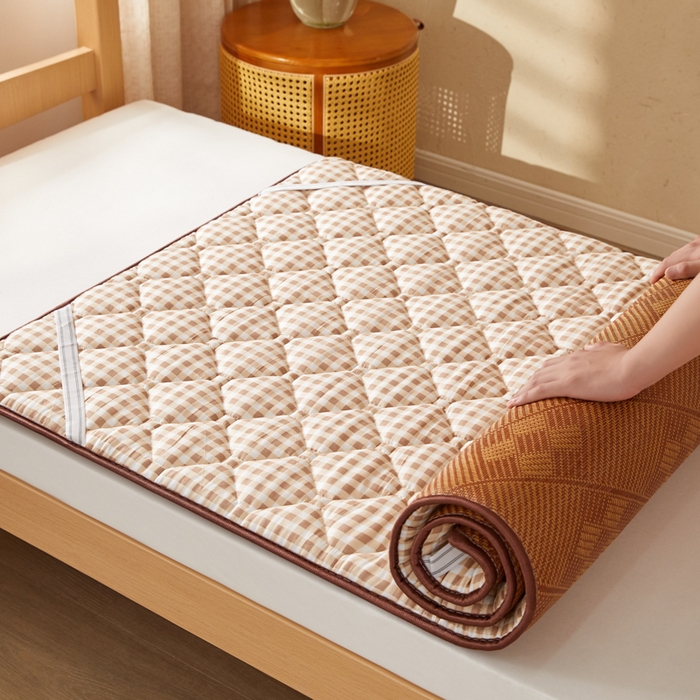 91家纺网 家纺一手货源 找家纺 卡派 2025新款双面可用 冰藤夹棉床褥-单人床款 冰藤床褥—咖小格（九宫格