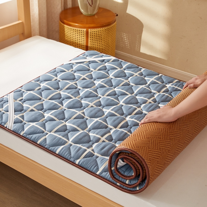 91家纺网 家纺一手货源 找家纺 卡派 2025新款双面可用 冰藤夹棉床褥-单人床款 冰藤床褥—蓝大格（饼干花）