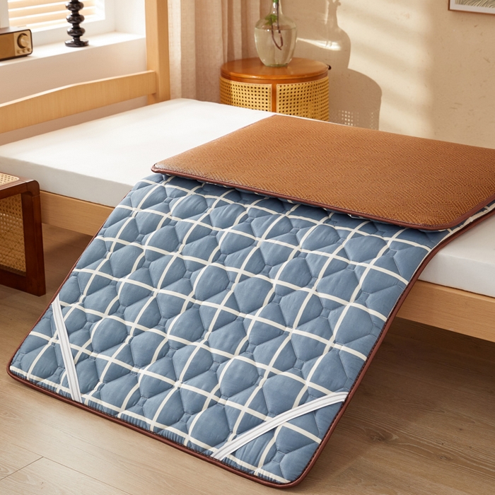 91家纺网 家纺一手货源 找家纺 卡派 2025新款双面可用 冰藤夹棉床褥-单人床款 冰藤床褥—蓝大格（饼干花）