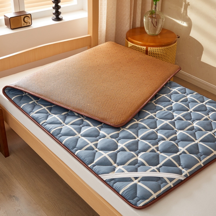 91家纺网 家纺一手货源 找家纺 卡派 2025新款双面可用 冰藤夹棉床褥-单人床款 冰藤床褥—蓝大格（饼干花）