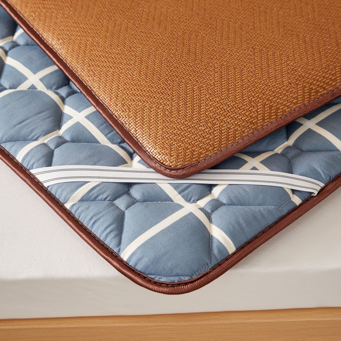 91家纺网 家纺一手货源 找家纺 卡派 2025新款双面可用 冰藤夹棉床褥-单人床款 冰藤床褥—蓝大格（饼干花）