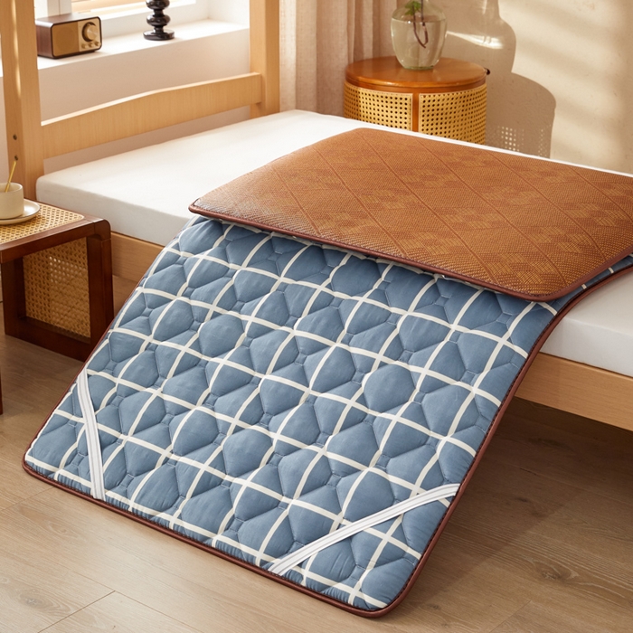 91家纺网 家纺一手货源 找家纺 卡派 2025新款双面可用 冰藤夹棉床褥-单人床款 冰藤床褥—蓝大格（九宫格）