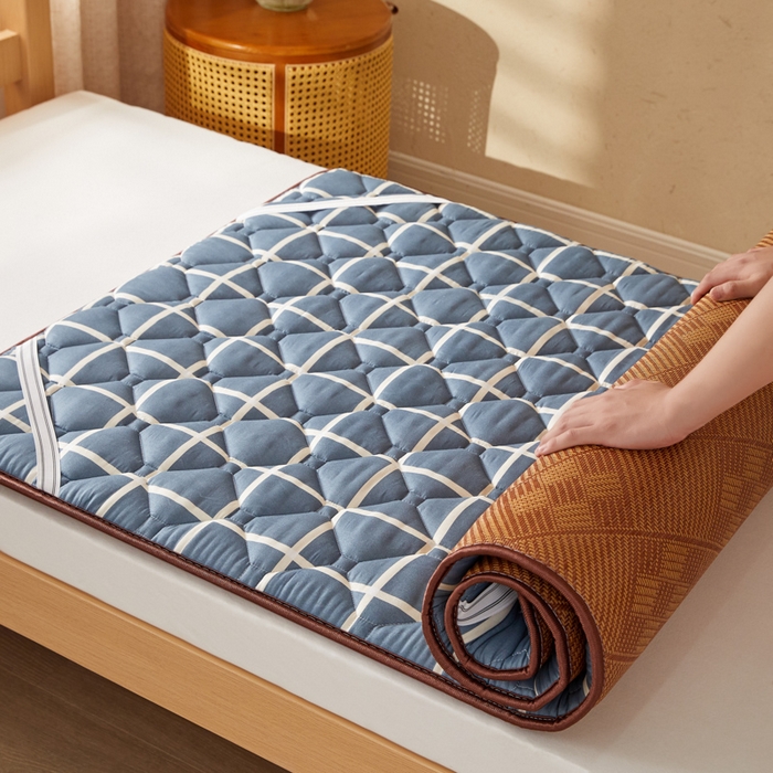 91家纺网 家纺一手货源 找家纺 卡派 2025新款双面可用 冰藤夹棉床褥-单人床款 冰藤床褥—蓝大格（九宫格）