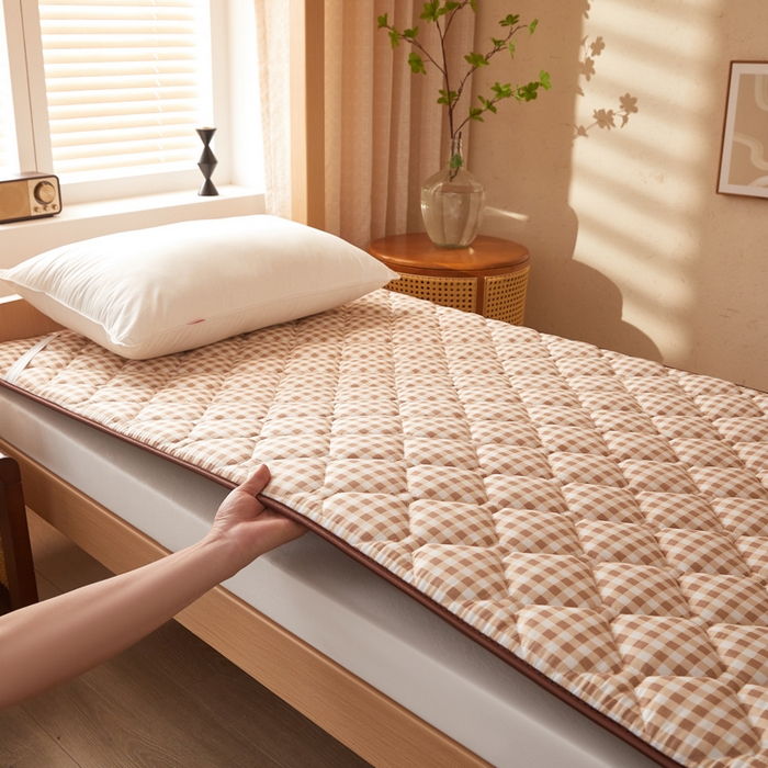 91家纺网 家纺一手货源 找家纺 迪乐妮 2025新款双面可用 冰藤夹棉床褥-单人床款 冰藤床褥-咖小格（玉米粒）