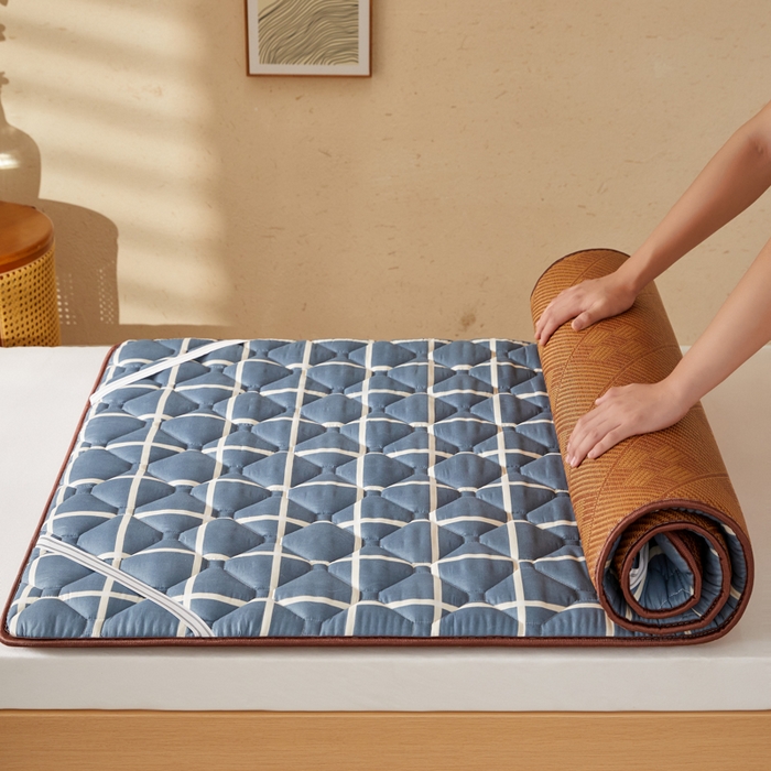 91家纺网 家纺一手货源 找家纺 迪乐妮 2025新款双面可用 冰藤夹棉床褥-单人床款 冰藤床褥—蓝大格（九宫格）