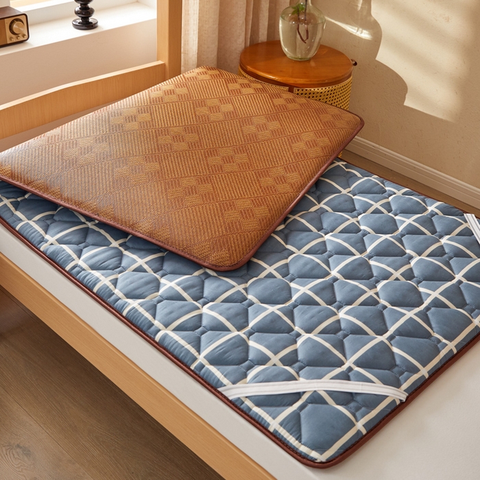 91家纺网 家纺一手货源 找家纺 迪乐妮 2025新款双面可用 冰藤夹棉床褥-单人床款 冰藤床褥—蓝大格（九宫格）