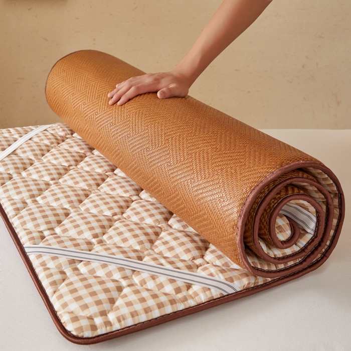 91家纺网 家纺一手货源 找家纺 迪乐妮 2025新款双面可用 冰藤夹棉床褥-单人床款 冰藤床褥—咖小格（饼干花）