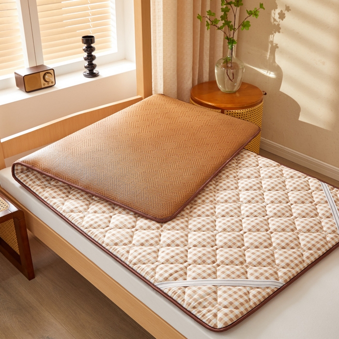 91家纺网 家纺一手货源 找家纺 迪乐妮 2025新款双面可用 冰藤夹棉床褥-单人床款 冰藤床褥—咖小格（饼干花）