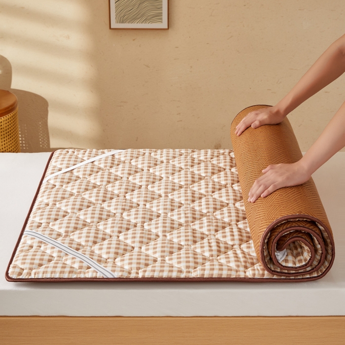 91家纺网 家纺一手货源 找家纺 迪乐妮 2025新款双面可用 冰藤夹棉床褥-单人床款 冰藤床褥—咖小格（饼干花）