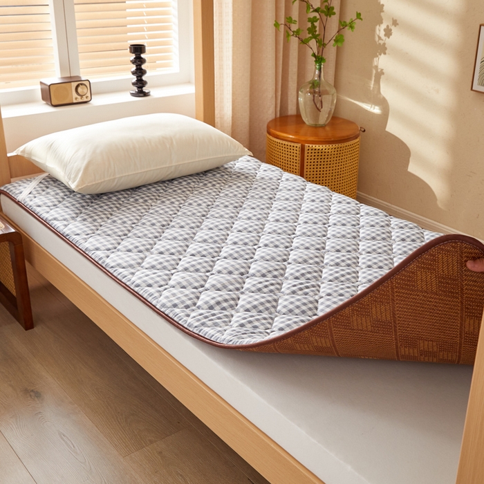 91家纺网 家纺一手货源 找家纺 迪乐妮 2025新款双面可用 冰藤夹棉床褥-单人床款 冰藤床褥—灰小格（九宫格）