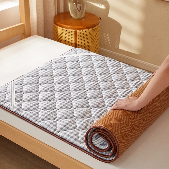 91家纺网 家纺一手货源 找家纺 迪乐妮 2025新款双面可用 冰藤夹棉床褥-单人床款 冰藤床褥—灰小格（饼干花）