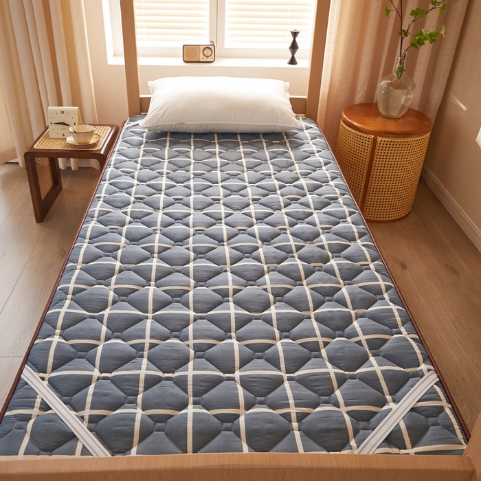 91家纺网 家纺一手货源 找家纺 迪乐妮 2025新款双面可用 冰藤夹棉床褥-单人床款 冰藤床褥-蓝大格（玉米粒）