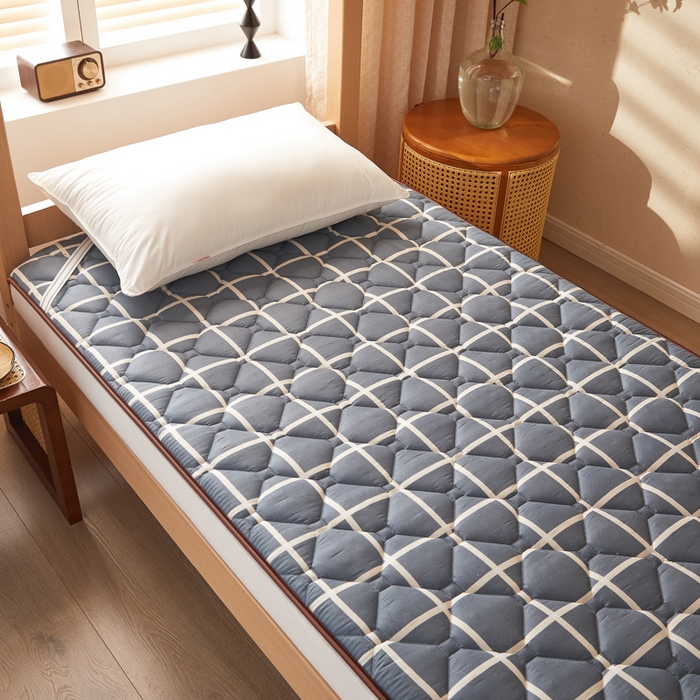 91家纺网 家纺一手货源 找家纺 迪乐妮 2025新款双面可用 冰藤夹棉床褥-单人床款 冰藤床褥-蓝大格（玉米粒）