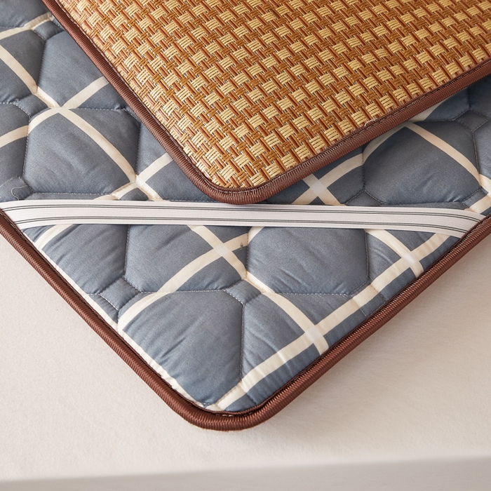 91家纺网 家纺一手货源 找家纺 迪乐妮 2025新款双面可用 冰藤夹棉床褥-单人床款 冰藤床褥-蓝大格（玉米粒）