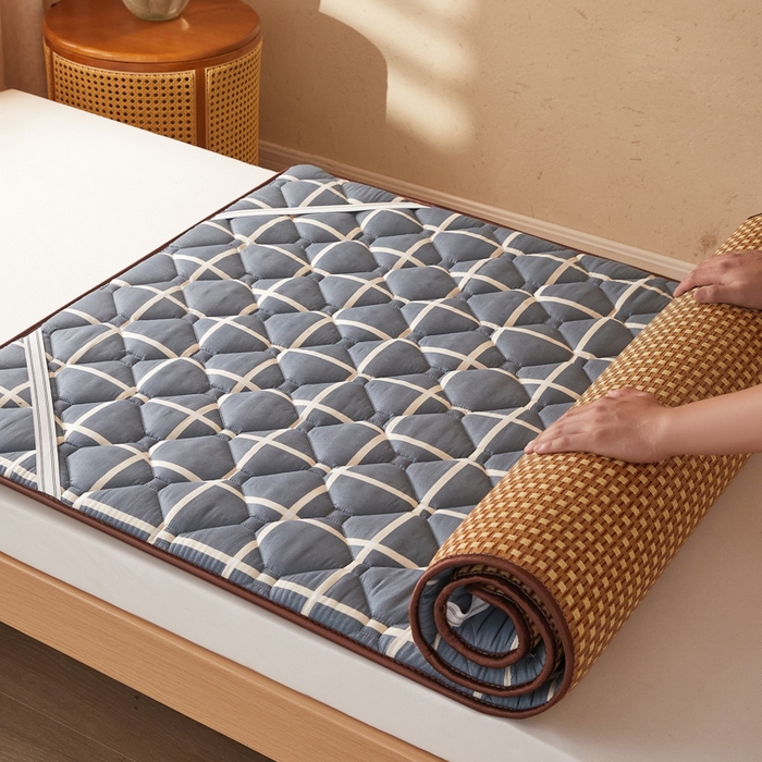 91家纺网 家纺一手货源 找家纺 迪乐妮 2025新款双面可用 冰藤夹棉床褥-单人床款 冰藤床褥-蓝大格（玉米粒）